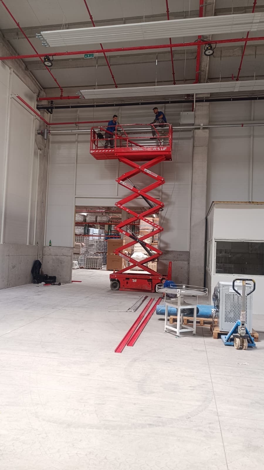 Depo içinde makaslı platform ile raf/tavan çalışması